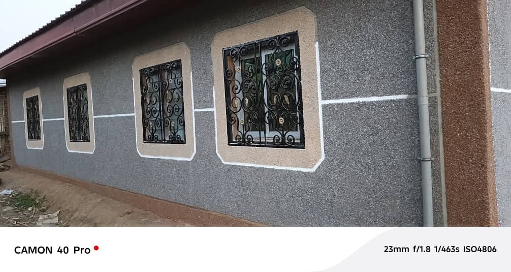 Revêtement mural décoratif en granulés au Cameroun